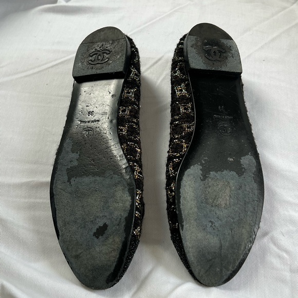 CHANEL Black and Gold Tweed Flats - Picture 3 of 12